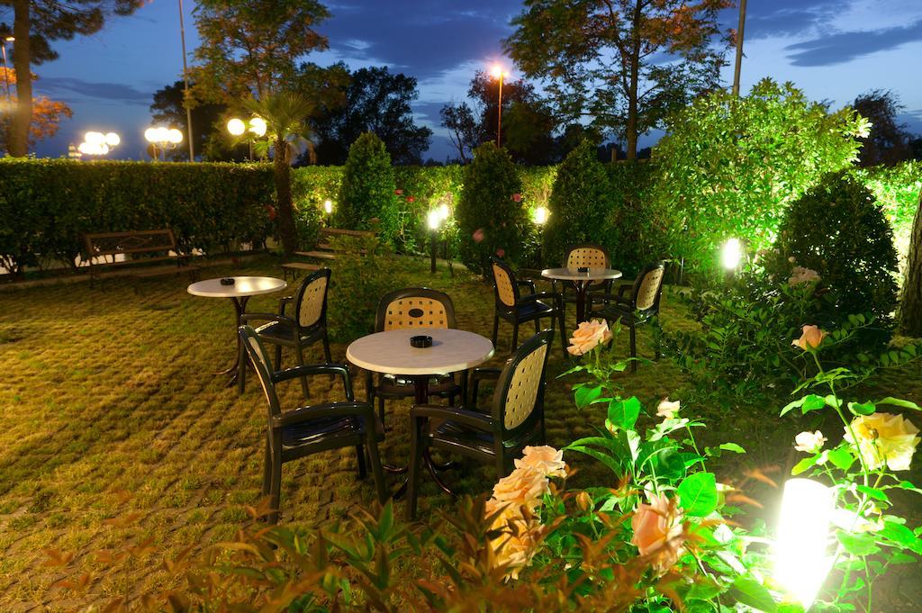 Hotel Globus Cesenatico Kültér fotó